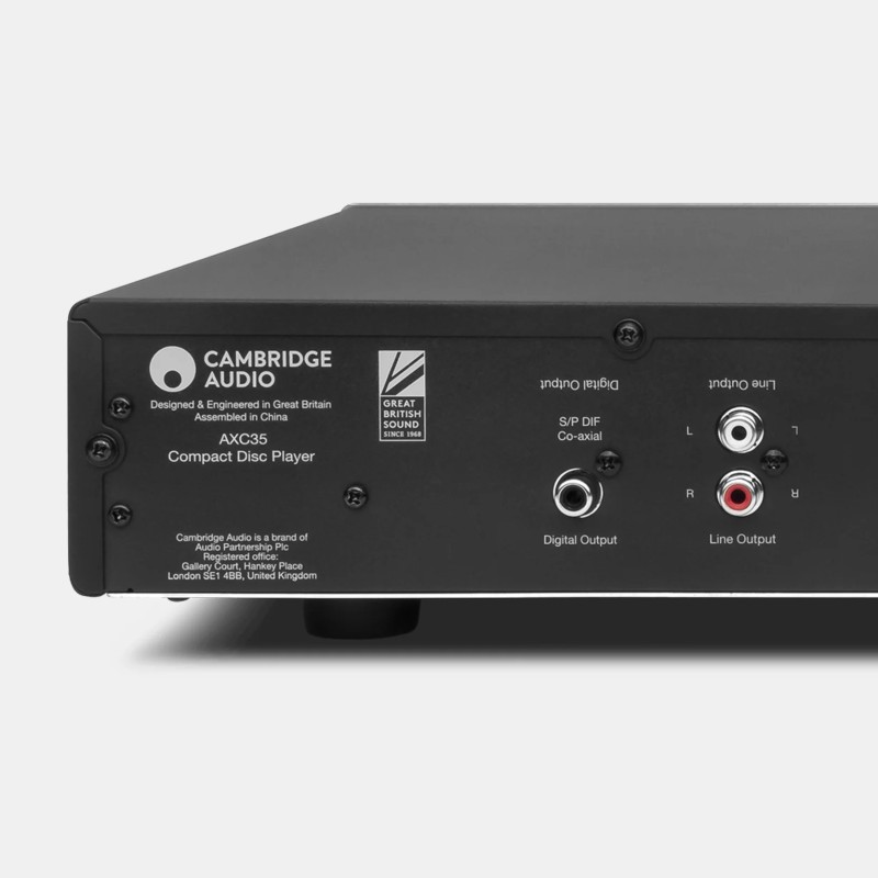 Cambridge Audio AXC35, detalle de la trasera con la salida digital coaxial S/PDIF y la salida de línea RCA