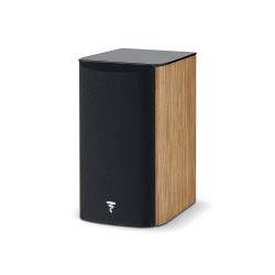Focal Aria Evo X N1 Prime Walnut — vista tres cuartos con rejilla magnética montada