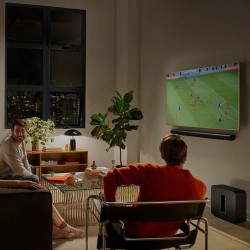 Sonos Sub 4 negro en un salón con televisor y sistema de cine en casa Sonos