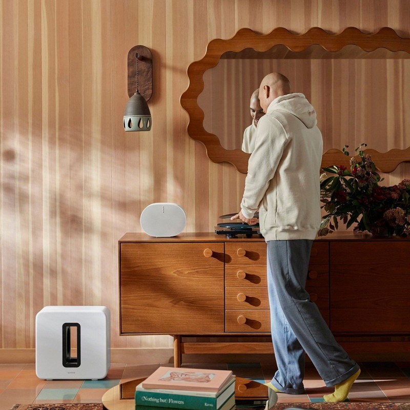 Sonos Sub 4 negro en posición vertical en una estancia con espejo