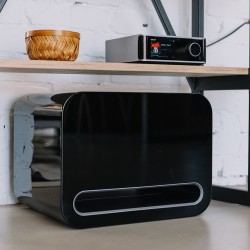 WiiM Sub Pro Subwoofer Activo negro — vista frontal en ambiente con amplificador