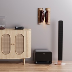 WiiM Sub Pro Subwoofer Activo negro — vista frontal en ambiente con amplificadorWiiM Amp  y altavoz de diseño