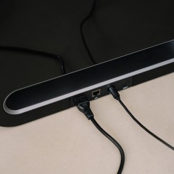 WiiM Sub Pro Subwoofer Activo negro — vista cables de corriente y subwoofer conectados