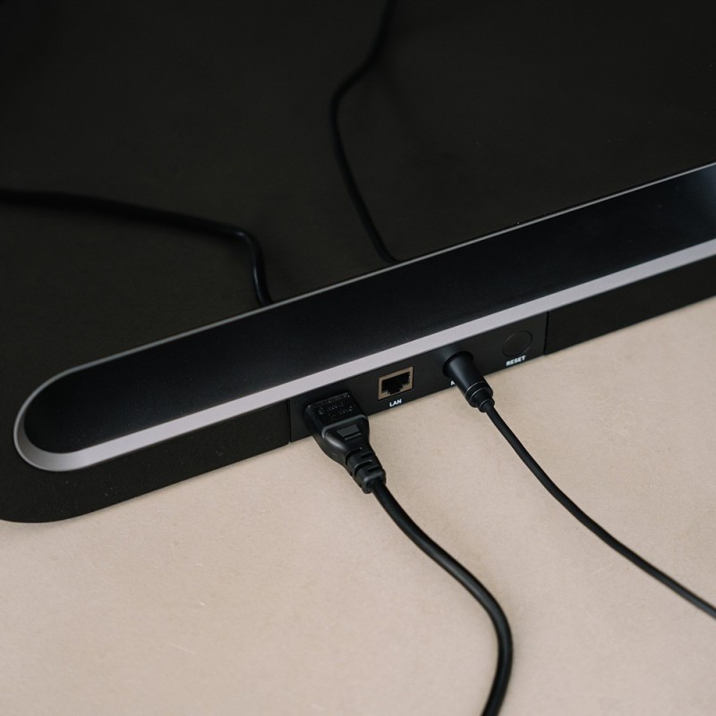 WiiM Sub Pro Subwoofer Activo negro — vista cables de corriente y subwoofer conectados