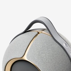 Devialet Mania en oro opéra de paris, detalle de la parte de arriba con el asa y la pieza dorada en Y