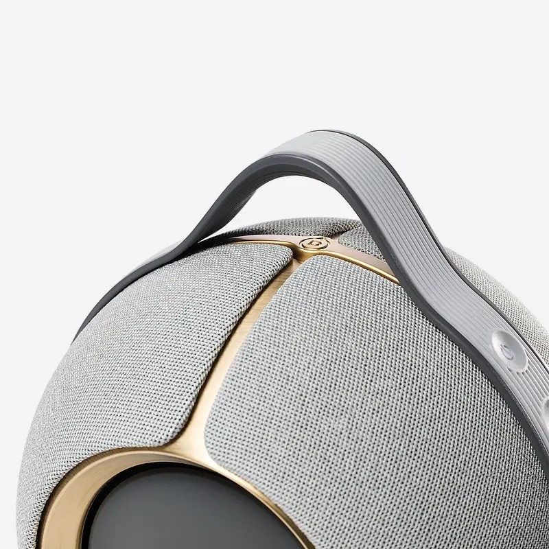 Devialet Mania en oro opéra de paris, detalle de la parte de arriba con el asa y la pieza dorada en Y