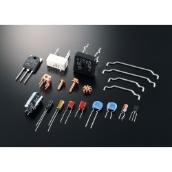 Varios componentes del Yamaha A-S301 como condensadores