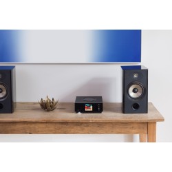 Naim Uniti Atom | Sistema Todo en Uno con Streaming vista frontal con altavoz focal vista en ambiente salón