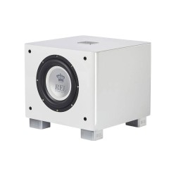 REL T/5x en blanco, vista de tres cuartos con el altavoz de cono plateado y el logotipo REL a la vista