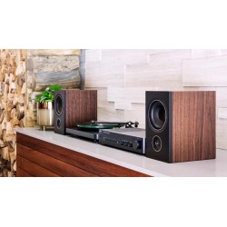 NAD C 316BEE V2 | Amplificador Integrado con Phono MM vista ambiente con tocadiscos y altavoces en un salón