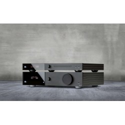 Lyngdorf CD-2  encima de un amplificador Lyngdorf Tdai