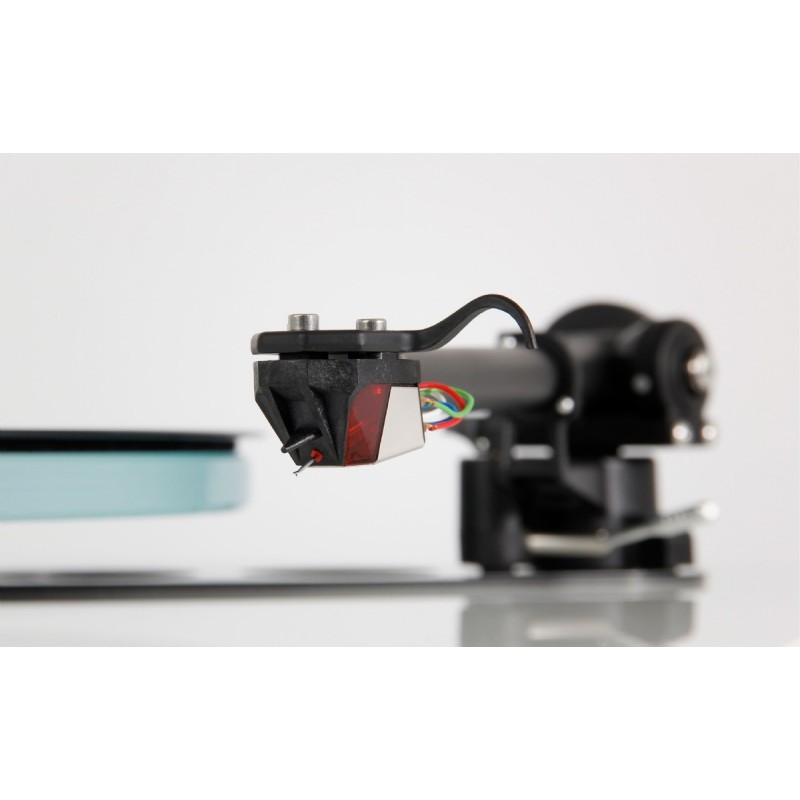 Rega Nd3, vista tres cuartos derecha montada en un brazo rega planar 3