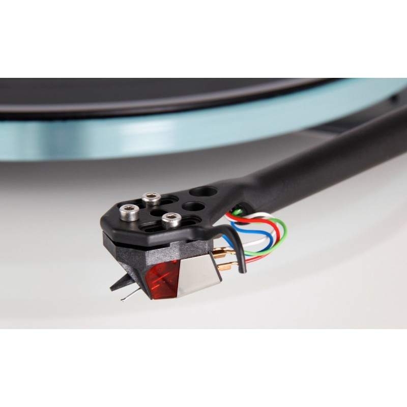 Rega Nd3, vista tres cuartos derecha montada en un brazo rega planar 3