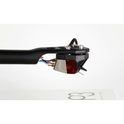 Rega Nd3, cápsula montada en la cabeza de un brazo Rega, vista lateral con los cables de colores