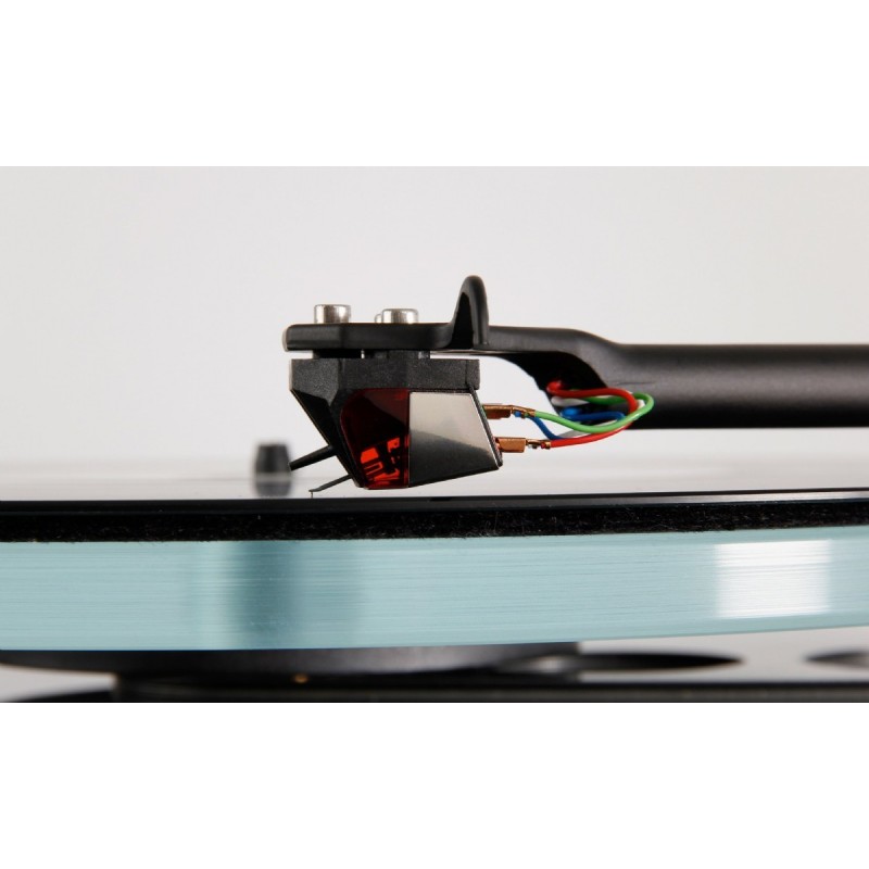 Rega Nd3, vista tres cuartos izquierda montada en un brazo rega planar 3