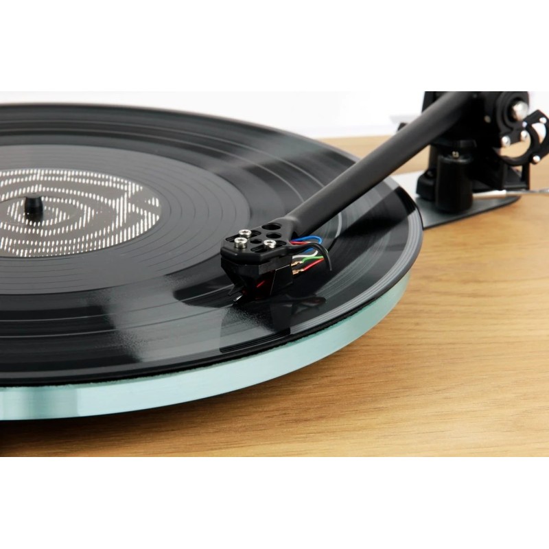 Rega Planar 3 Roble claro — vista cenital brazo y capsula sobre el disco