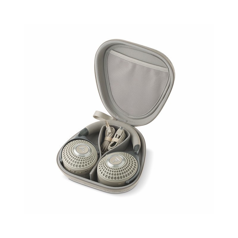 Focal Bathys — funda abierta con los auriculares plegados dentro