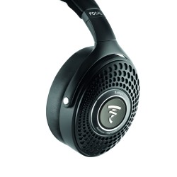 Focal Bathys Deep Black — cápsula con el logotipo retroiluminado