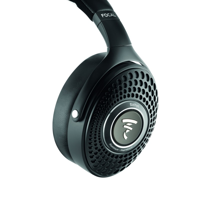 Focal Bathys Deep Black — cápsula con el logotipo retroiluminado