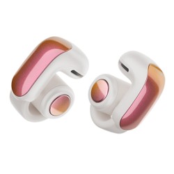 Bose Ultra Open Earbuds en Sunset iridescent, blancos con reflejos rosa y naranja, en vista de tres cuartos