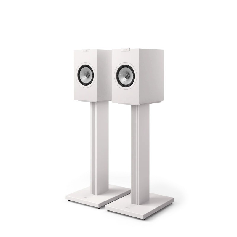 KEF Q1 Meta — pareja en blanco sobre soportes de suelo