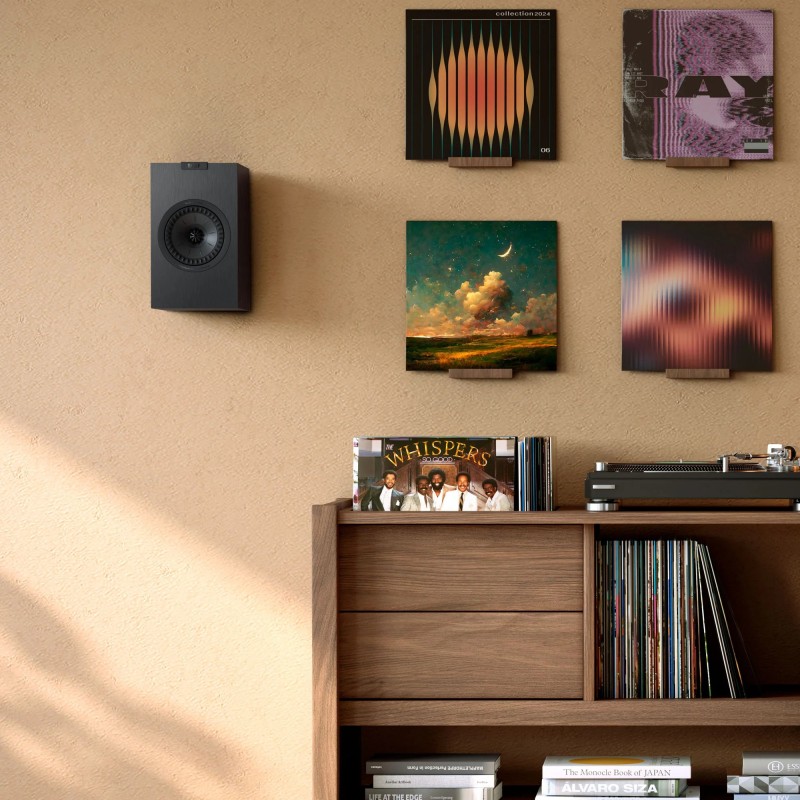 KEF Q1 Meta — altavoz nogal junto a una colección de vinilos