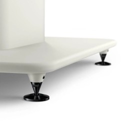 KEF S2 en blanco, detalle de la base con dos puntas cónicas negras y sus platillos de apoyo