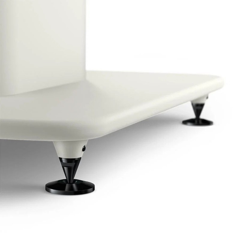KEF S2 en blanco, detalle de la base con dos puntas cónicas negras y sus platillos de apoyo