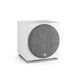 DALI SUB E-12 F blanco satinado — vista 3/4, ángulo lateral con rejilla puesta