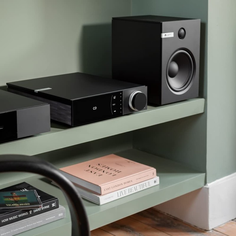 Cambridge Audio EVO 75 y EVO S — sistema colocado en una estantería