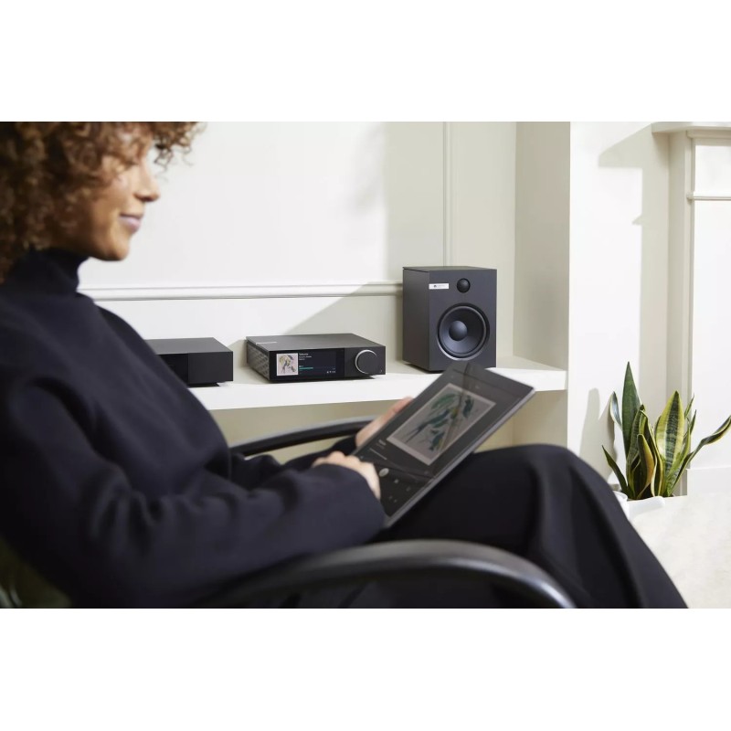 Cambridge Audio EVO 75 — tablet como mando a distancia en uso