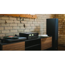 NAD C 3030S — integrado en un mueble de salón con los vumetros iluminados