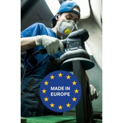 Vista operario lijando un chasis pro ject con el logo de made in europe en la parte inferior de la imagen
