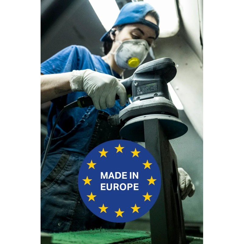 Vista operario lijando un chasis pro ject con el logo de made in europe en la parte inferior de la imagen