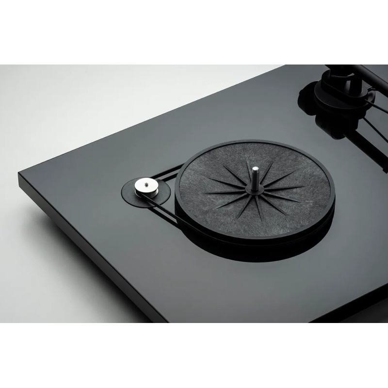 Pro-Ject T1 EVO negro alto brillo — vista del eje con la correa