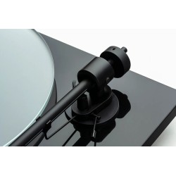 Pro-Ject T1 EVO negro alto brillo — detalle del brazo