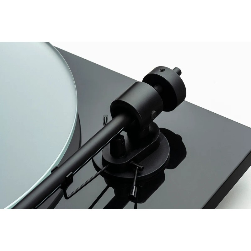 Pro-Ject T1 EVO negro alto brillo — detalle del brazo