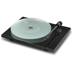 Pro-Ject T1 EVO negro alto brillo — vista tres cuartos supero lateral detalle del plato de vidrio