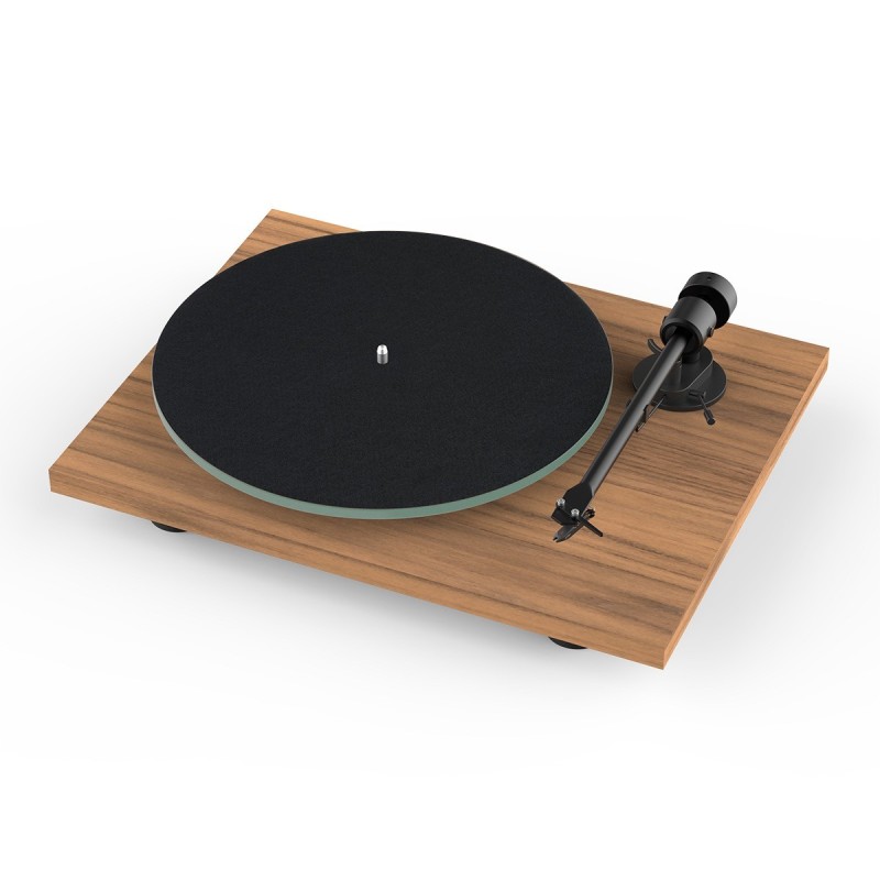 Pro-Ject T1 EVO Phono en nogal, vista de tres cuartos sin tapa con el plato de cristal y su alfombrilla