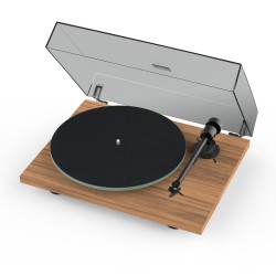 Pro-Ject T1 EVO BT en nogal, vista de tres cuartos con la tapa transparente abierta