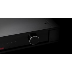 Rega Elex Mk4, detalle del mando de volumen y los indicadores de entrada sobre fondo negro