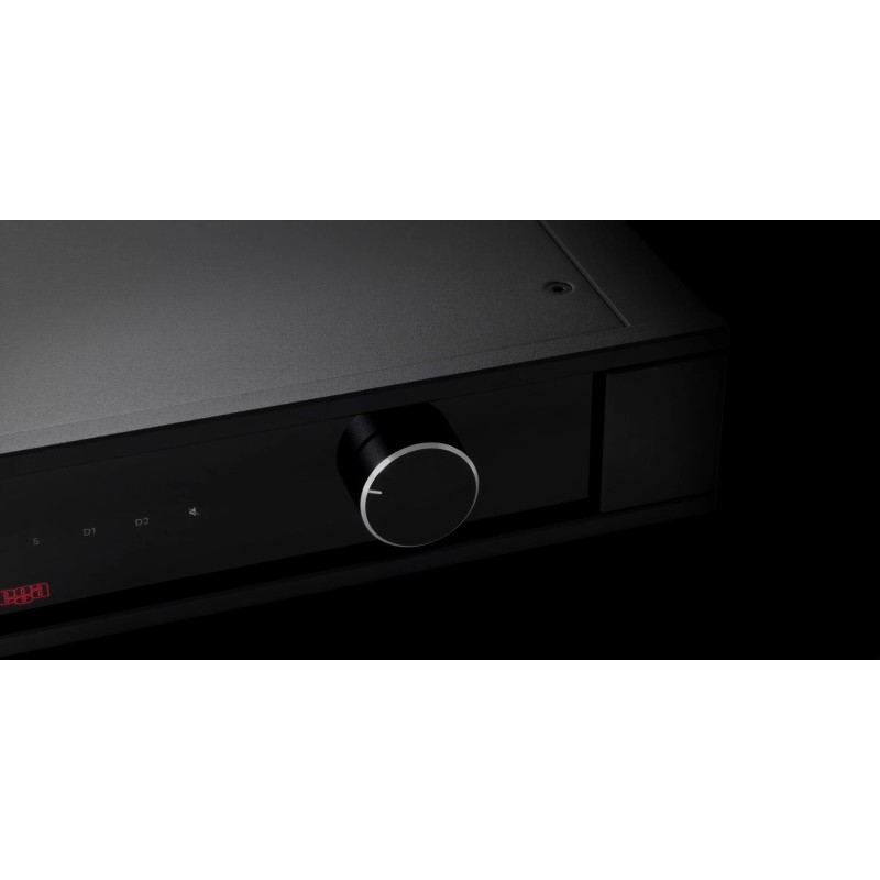 Rega Elex Mk4, detalle del mando de volumen y los indicadores de entrada sobre fondo negro