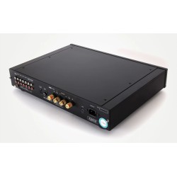 Rega Elex Mk4, vista trasera de tres cuartos con entradas RCA, entradas óptica y coaxial y bornes de altavoz