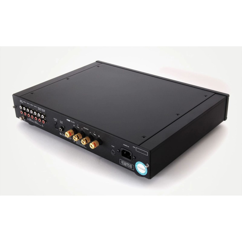 Rega Elex Mk4, vista trasera de tres cuartos con entradas RCA, entradas óptica y coaxial y bornes de altavoz