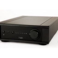 Frontal del Rega Brio Mk7 en ángulo bajo, con la tapa superior en gris cepillado