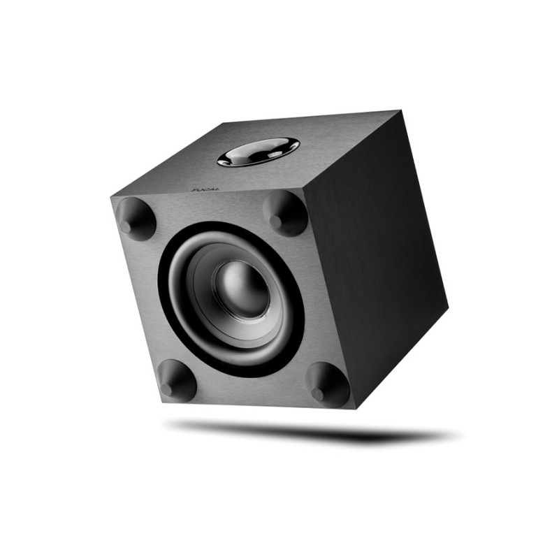 Focal Sib Evo 5.1, subwoofer cúbico negro inclinado para enseñar el altavoz de la cara inferior y sus cuatro patas