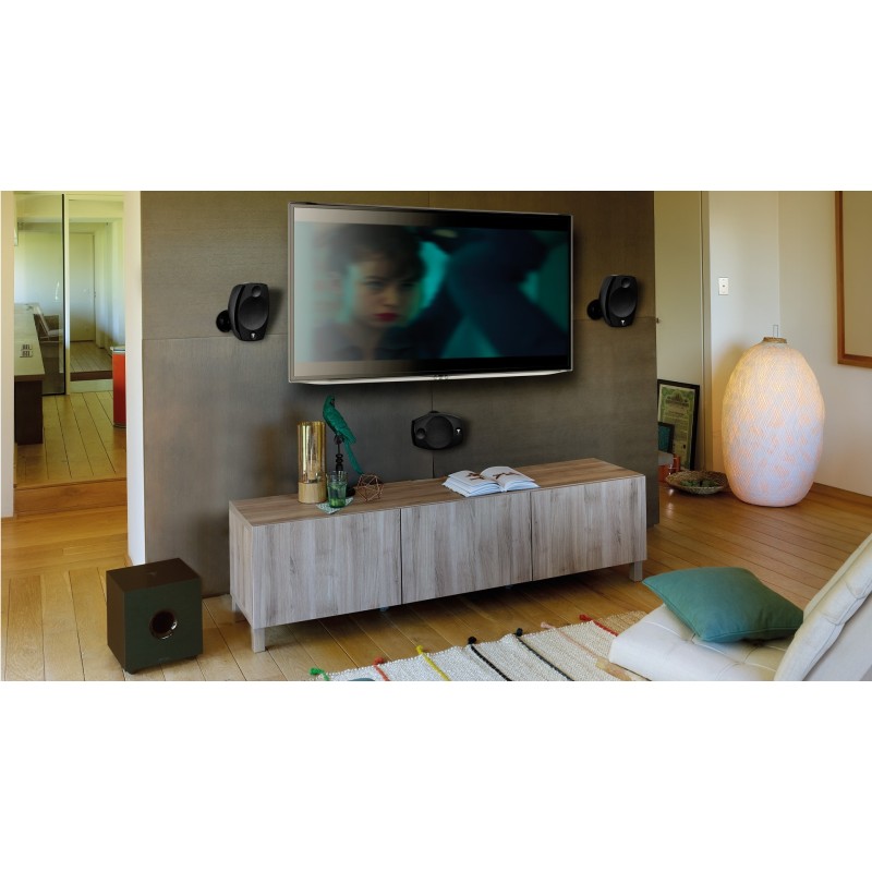 Focal Sib Evo 5.1, en un salón con dos satélites y el central en la pared junto al televisor y el subwoofer en el suelo