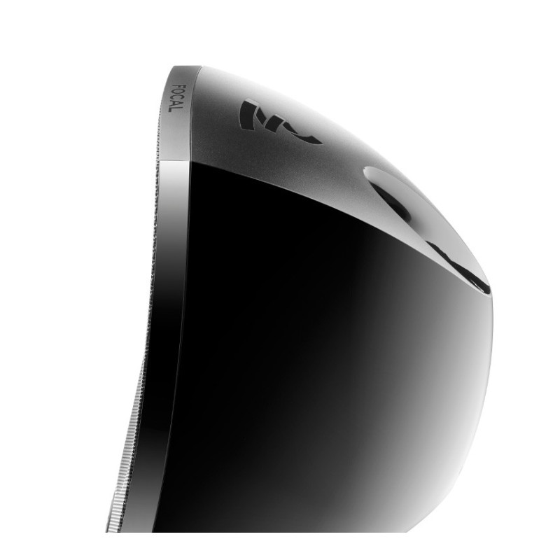 Focal Sib Evo 5.1, detalle lateral de un satélite con el rótulo Focal en el canto y el logotipo en la parte trasera