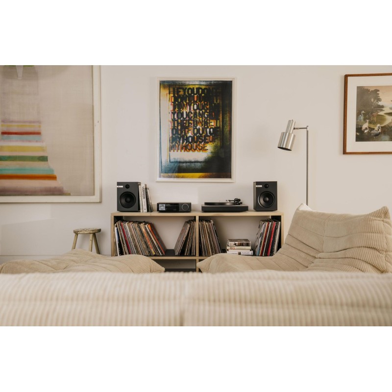 Cambridge Audio EVO 150 SE — en un salón con altavoces, ambiente