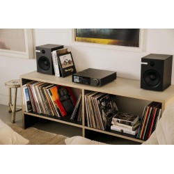 Cambridge Audio EVO 150 SE — en una estantería con discos, ambiente